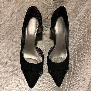 Kelly and Katie heels (black) with pointed toe and bow. size 10